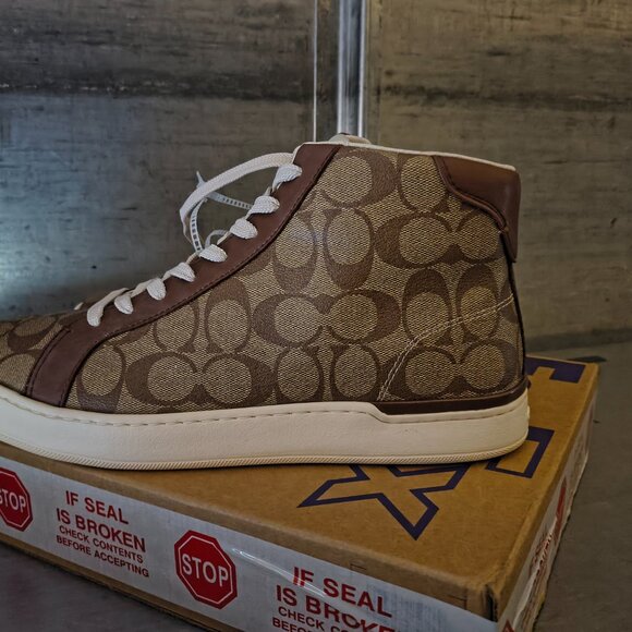 Coach - Picture 6 of 7